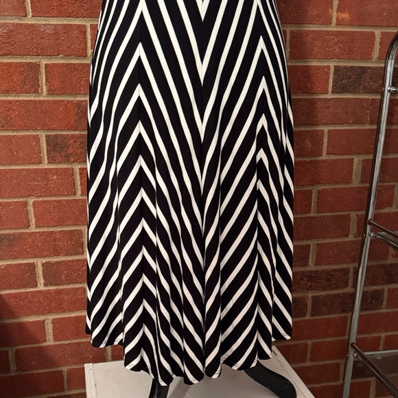Chelsea & Theodore Black and White Zigzag Fit-Flare Midi Dress - Picture 2 of 8